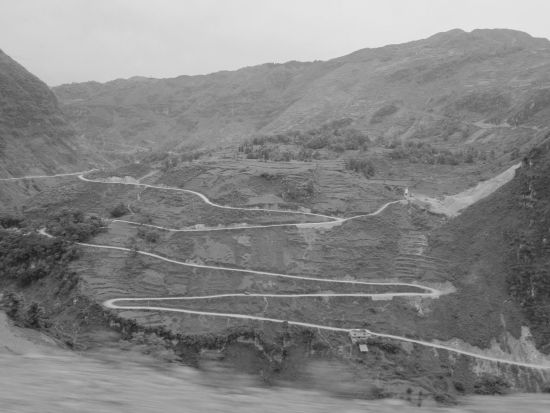 图为大关县境内道路狭窄,弯急坡陡.