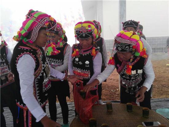 云南江城:哈尼族服饰扮靓木嘎寨子