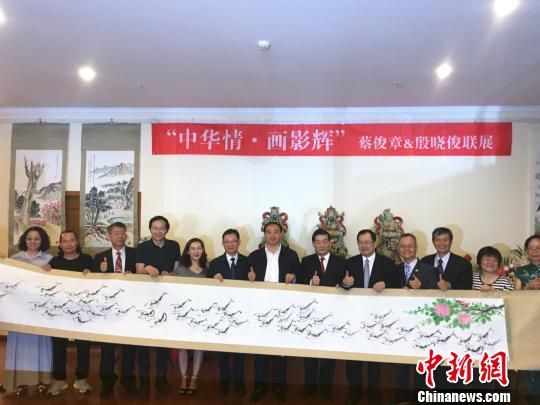图为滇台两地人员在展览现场合影留念。 杨碧悠 摄