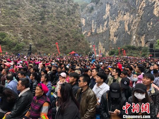 图为音乐节现场观众 张丹 摄
