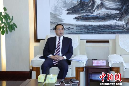 图为云南省台办主任张朝德接受媒体采访。 钟欣 摄