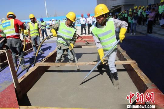 图为建筑工人参加现场竞技。 钟欣 摄