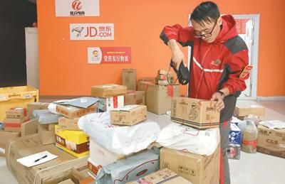 京东物流青海同仁县先锋配送站配送员多干才郎正在分拣商品。王 珂摄