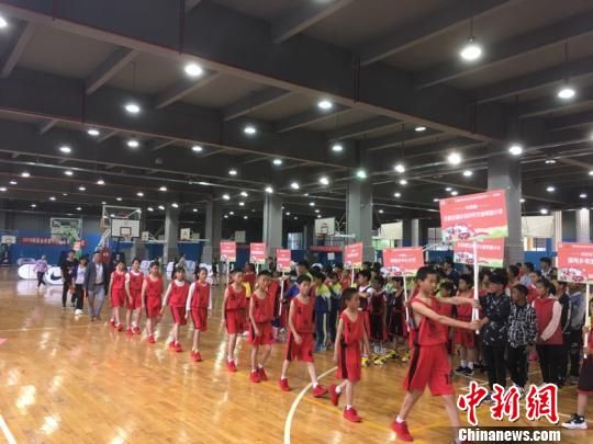 图为孩子们有序入场。 钟欣 摄