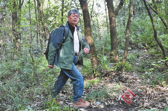 龙勇诚在考察滇金丝猴途中