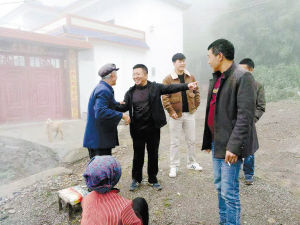 乌龙镇扶贫干部向贫困户了解脱贫情况。 供图