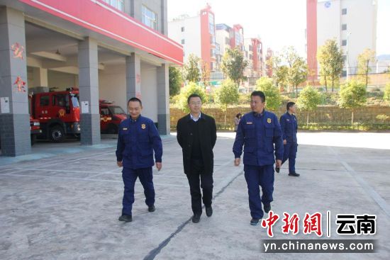 凤庆县县委副书记,政府代理县长谭波深入县消防救援大队调研指导工作