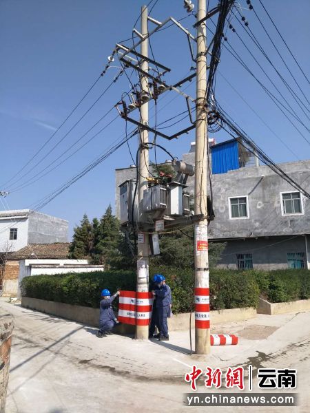 陆良供电局:为电杆穿上"新衣" 保障供电线路安全