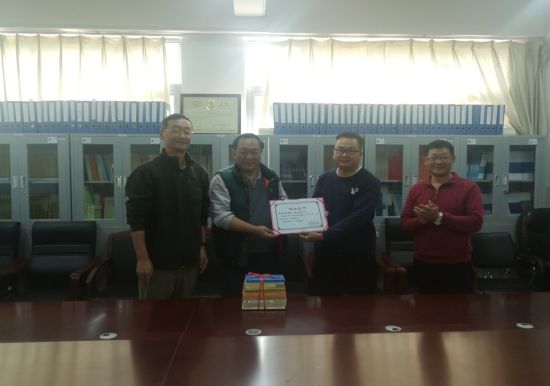 民大巫凌云教授和张秋生副教授向学校捐赠珍藏书籍