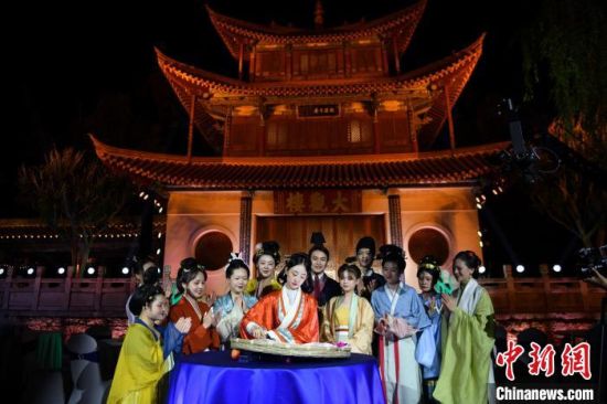 图为活动昆明会场,品中秋美食。 主办方供图
