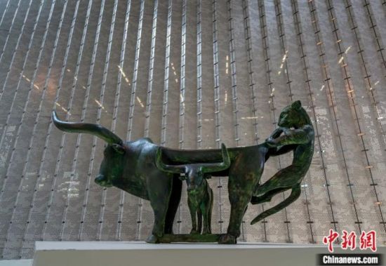 云南省博物馆新馆的镇馆之宝“牛虎铜案”。视觉中国供图