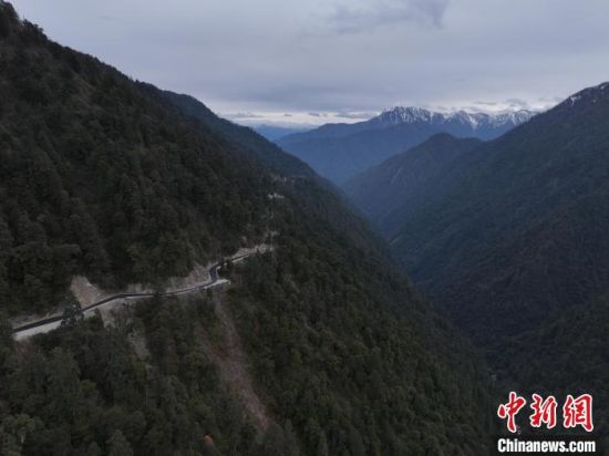 12月7日,通往独龙江乡的独龙江公路(无人机照片)。 中新社记者 刘冉阳 摄