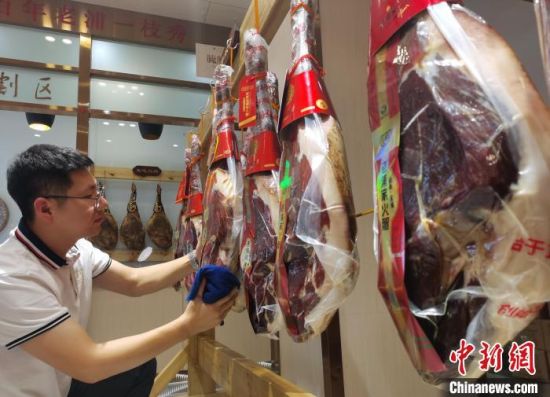 图为发酵好待出售的宣威火腿。 黄兴鸿 摄