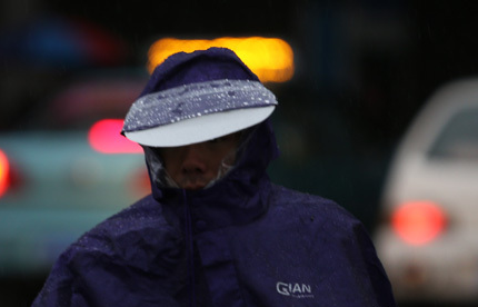 黑云压顶召唤出昆明蓝 - 中新网云南频道