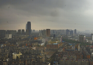 黑云压顶召唤出昆明蓝 - 中新网云南频道