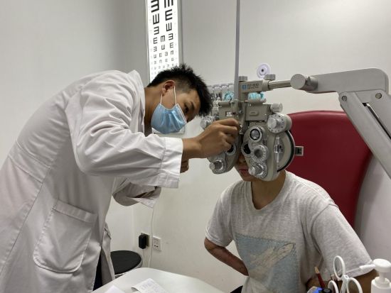 唐敏正在接受医学验光配镜.