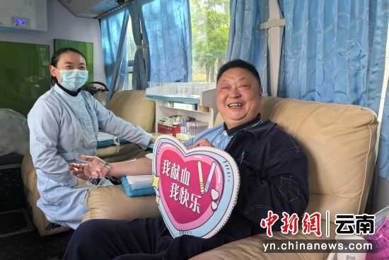 ͼΪ��Ѫְ��������Ц�ݡ����� ��