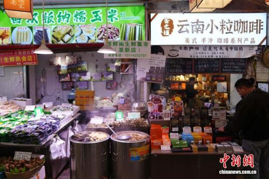 λ�������еĴ��׭��ũó�г���ʳ�������ȫ��Ʒ�ַḻ���������˵ġ������ӡ��������������Ŵ��׭��ũó�г����罻ý�����ߺ죬���������ο�ǰ��Ʒ��С�ԡ�ѡ���ز�����������̻����и��ܡ���һ�ֽ����ϵ������ͼΪ����ũó�г���Ŀ��ȵ꣬�οͿ���Ʒ�����ϵĿ��ȶ������������ ��Ƚ�� ��