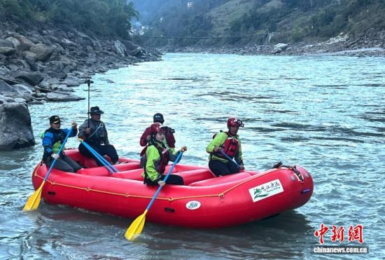 12��4�գ�������Ư����������ŭ������Ư����ʱ��֦ ��