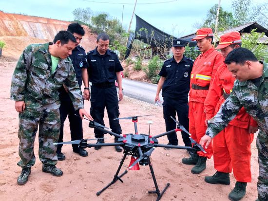 云南省景洪市:军警民"无火清明"武装巡护 严管野外用火,严查森林火案
