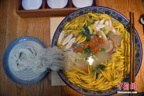 图为2020年3月18日,云南蒙自市,一碗正宗的蒙自过桥米线,食材与汤汁完美融合,鲜美馥郁。 中新社记者 刘冉阳 摄